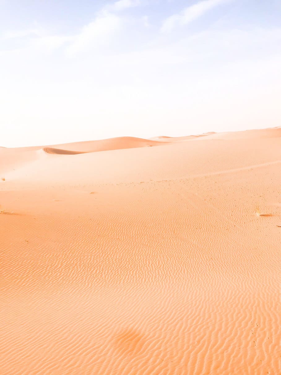 Dunas del Erg Chebbi bajo un cielo limpio