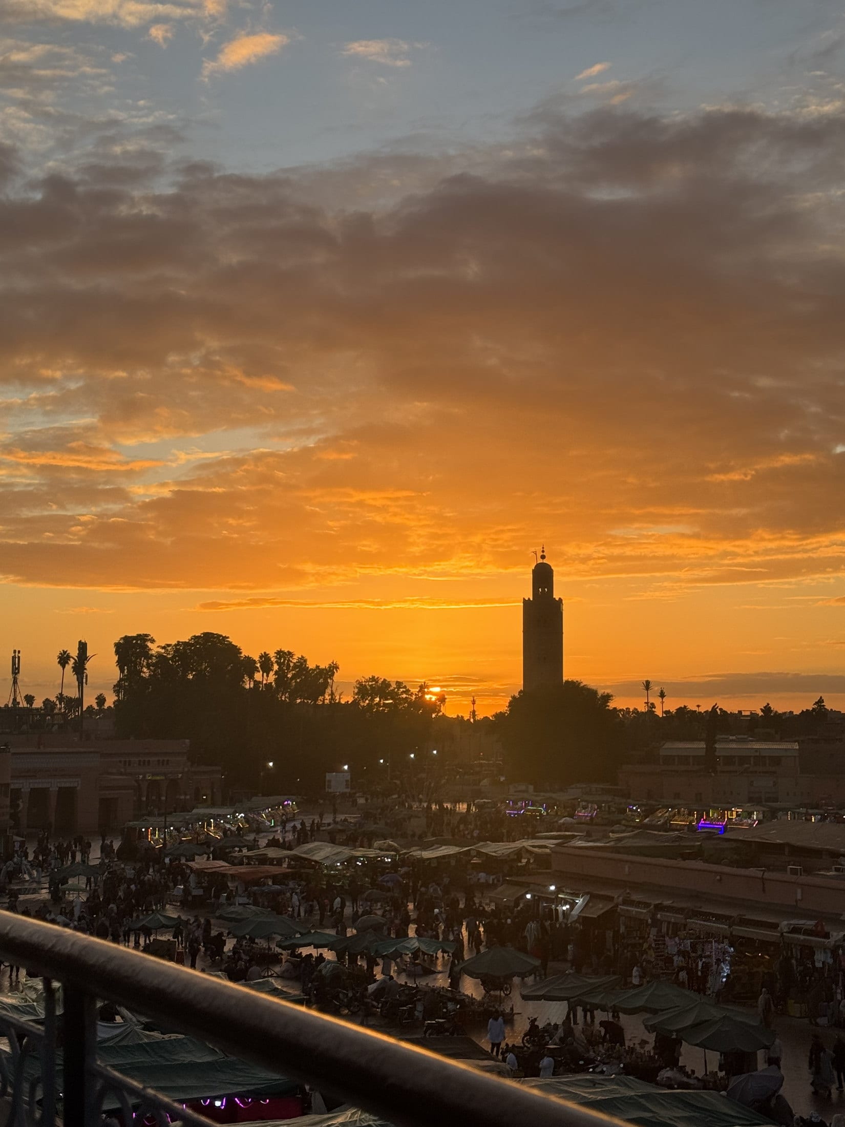 Atardecer naranja sobre la plaza Jemaa el-Fna y el minarete de la Koutoubia