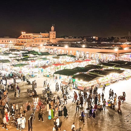 La plaza Jemaa el-Fna de Marrakech iluminada de noche