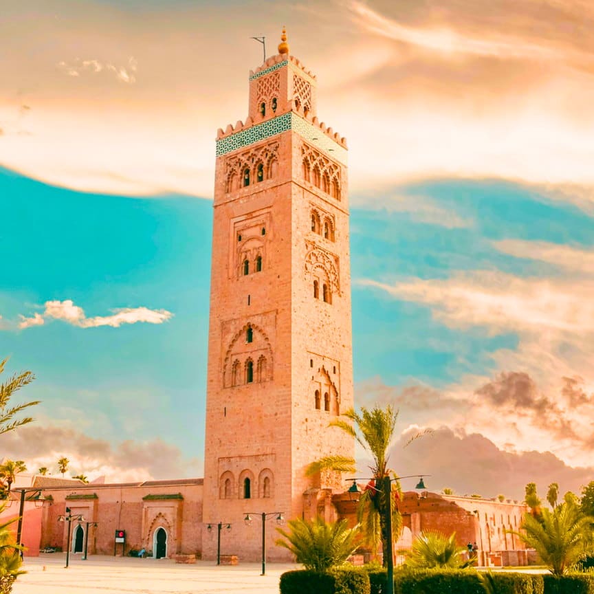 Minarete de la Koutoubia de Marrakech entre palmeras