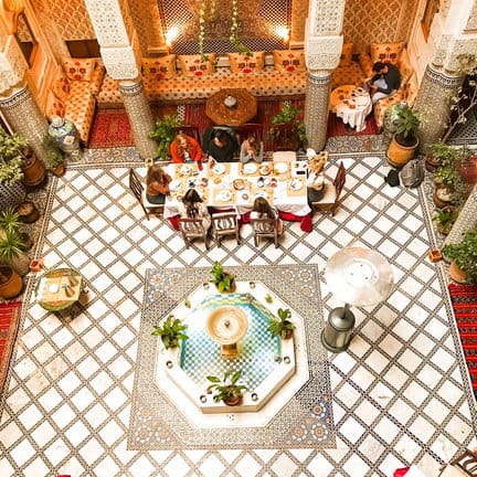 Desayuno servido en el patio de un riad de la Medina