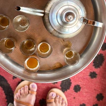 Bandeja de té a la menta servida sobre una alfombra bereber
